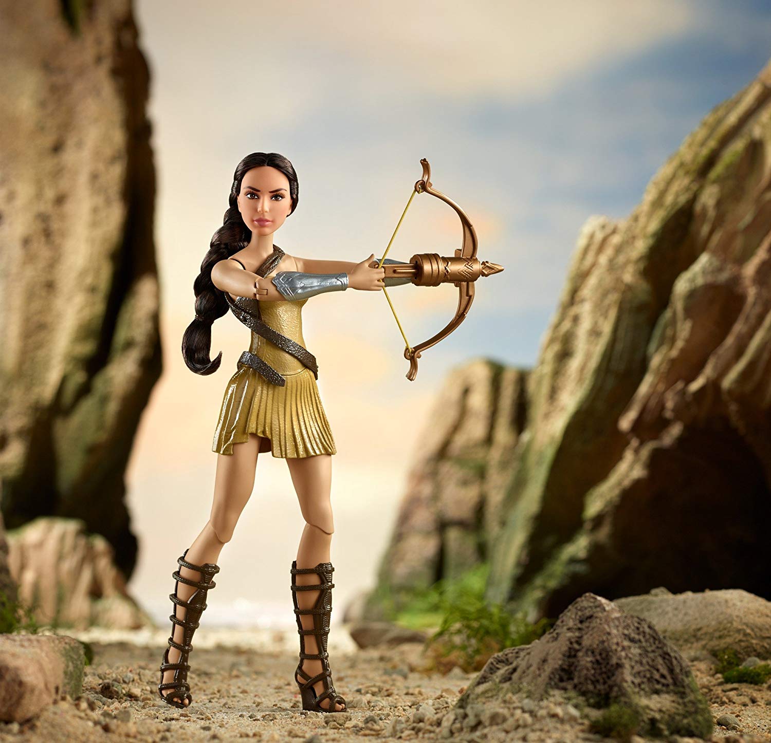 DC Comics FDF38 Bow-Wielding Wonder Women Doll - Image 4